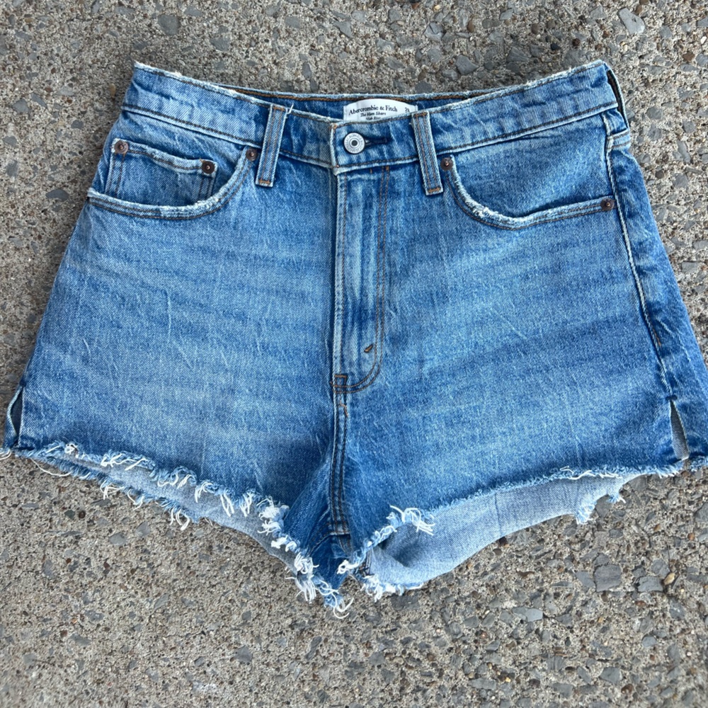 Abercrombie Curve Love High Rise Mom Short size 28